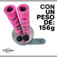 Puños para bicicleta TONYBIKESGDL en color rosa y negro con patrón jaspeado sobre una báscula digital de 156 gramos.