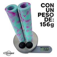 Puños TONYBIKESGDL para bicicleta en color turquesa y magenta con patrón estriado antideslizante sobre una báscula.