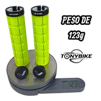Puños de goma verde neón TONYBIKESGDL con textura hexagonal y tapones negros sobre báscula digital de 123 gramos