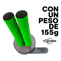 Puños para bicicleta TONYBIKESGDL verde neón con patrón geométrico y tapones negros sobre báscula digital