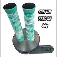 Puños de bicicleta TONYBIKESGDL de goma verde y blanca con patrón de espiga sobre una báscula digital de 86 gramos