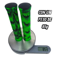 Puños de goma TONYBIKESGDL verde y negro con patrón en zigzag sobre báscula digital marcando 85 gramos