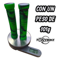 Puños TONYBIKESGDL para bicicleta en color verde y negro con textura acanalada, pesando 101 gramos en una báscula.