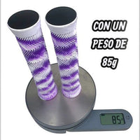 Puños para bicicleta TONYBIKESGDL violeta y blanco con patrón zigzag y tapones, pesando 85 gramos en báscula digital.