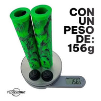 Puños de goma TONYBIKESGDL verde neón y negro con textura antideslizante y tapones, pesando 156 gramos en báscula.
