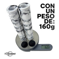 Puños para manubrio TONYBIKESGDL en blanco y negro con diseño jaspeado y textura antideslizante sobre báscula digital.