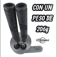 Puños de manubrio TONYBIKESGDL de caucho negro con patrón antideslizante y tapones, pesando 206 gramos en báscula.