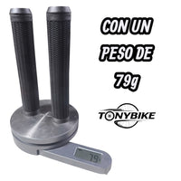 Puños de manubrio TONYBIKESGDL negros con textura antideslizante en espiga, pesando 79 gramos en báscula digital.