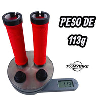 Puños de bicicleta de montaña TONYBIKESGDL rojos con sistema de bloqueo, pesando 113 gramos en una báscula digital.