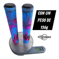 Puños de silicona TONYBIKESGDL para bicicleta en azul y rosa con patrón geométrico antideslizante sobre una báscula