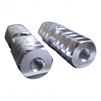 Par de reposapiés universales TONYBIKESGDL de aluminio mecanizado con diseño antideslizante y acabado pulido plateado.