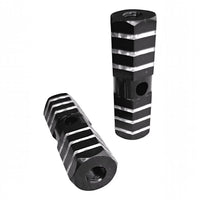 Par de reposapiés universales TONYBIKESGDL de aluminio negro con ranuras mecanizadas para mayor agarre en motocicleta.