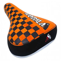 Sillín de bicicleta TONYBIKESGDL con diseño de cuadros naranja y negro, estilo BMX con logo Gorilla en la parte trasera.