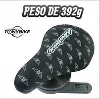 Sillín de BMX TONYBIKESGDL Aeromix negro mate con patrón de logotipos, pesando 392 gramos sobre una báscula digital.