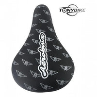 Sillín de bicicleta BMX Aeromix negro mate con patrón gráfico de logotipos de TONYBIKESGDL y diseño ergonómico.