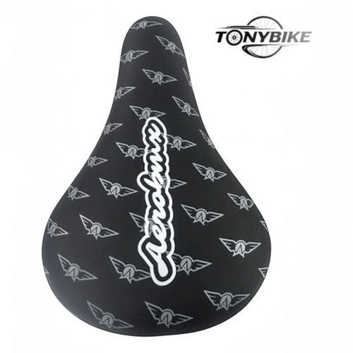 Sillín de bicicleta BMX Aeromix negro mate con patrón gráfico de logotipos de TONYBIKESGDL y diseño ergonómico.