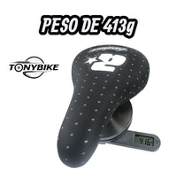 Sillín de bicicleta BMX TONYBIKESGDL negro mate con patrón de puntos y gráfico, pesando 413g sobre una báscula digital.