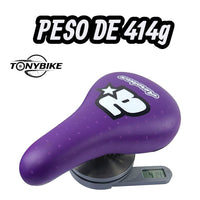 Sillín TONYBIKESGDL para bicicleta BMX en color púrpura con estampado de puntos y logo Aerobmx sobre báscula digital