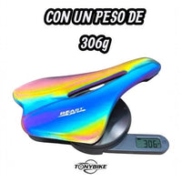Sillín ergonómico TONYBIKESGDL con acabado iridiscente holográfico sobre una báscula digital marcando 306 gramos