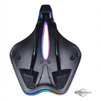 Vista inferior del sillín ergonómico TONYBIKESGDL con canal central de alivio y acabado iridiscente para bicicleta