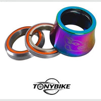 Tapa de dirección TONYBIKESGDL con acabado tornasol iridiscente, rodamientos sellados y grabado de felino estilizado.
