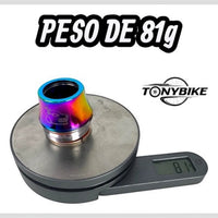 Tapa de dirección TONYBIKESGDL tornasol con grabado de felino sobre báscula digital marcando 81 gramos