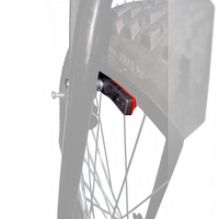 Zapatas de freno V-Brake TONYBIKESGDL de goma negra con inserto rojo instaladas en la llanta de una bicicleta